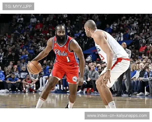 哈登关键助攻队友补篮得手，76人以团体篮球赢球