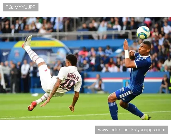 内马尔脚法精妙倒钩为球队建功:足球技艺的极致展示 内马尔脚法精妙倒钩为球队建功:足球技艺的极致展示