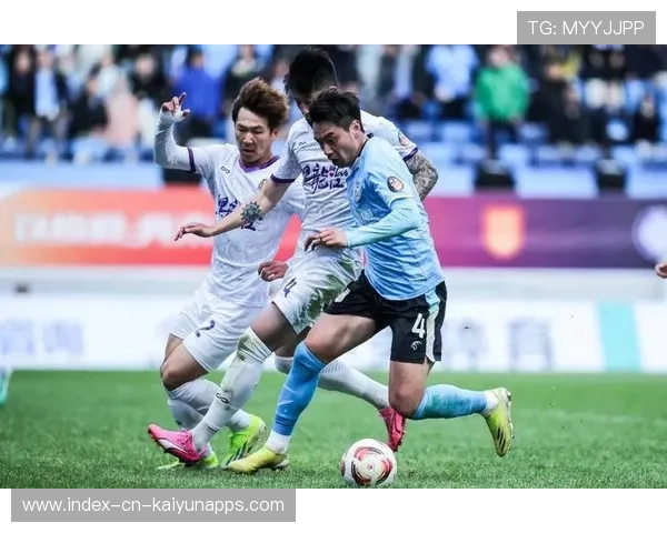 大连英博快速推进攻势贯穿整条边线